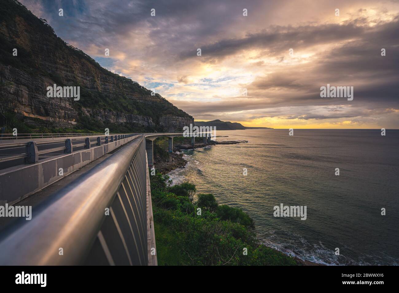Sea Cliff Bridge auf der Grand Pacific Drive in NSW, Australien, bei Sonnenuntergang. Stockfoto