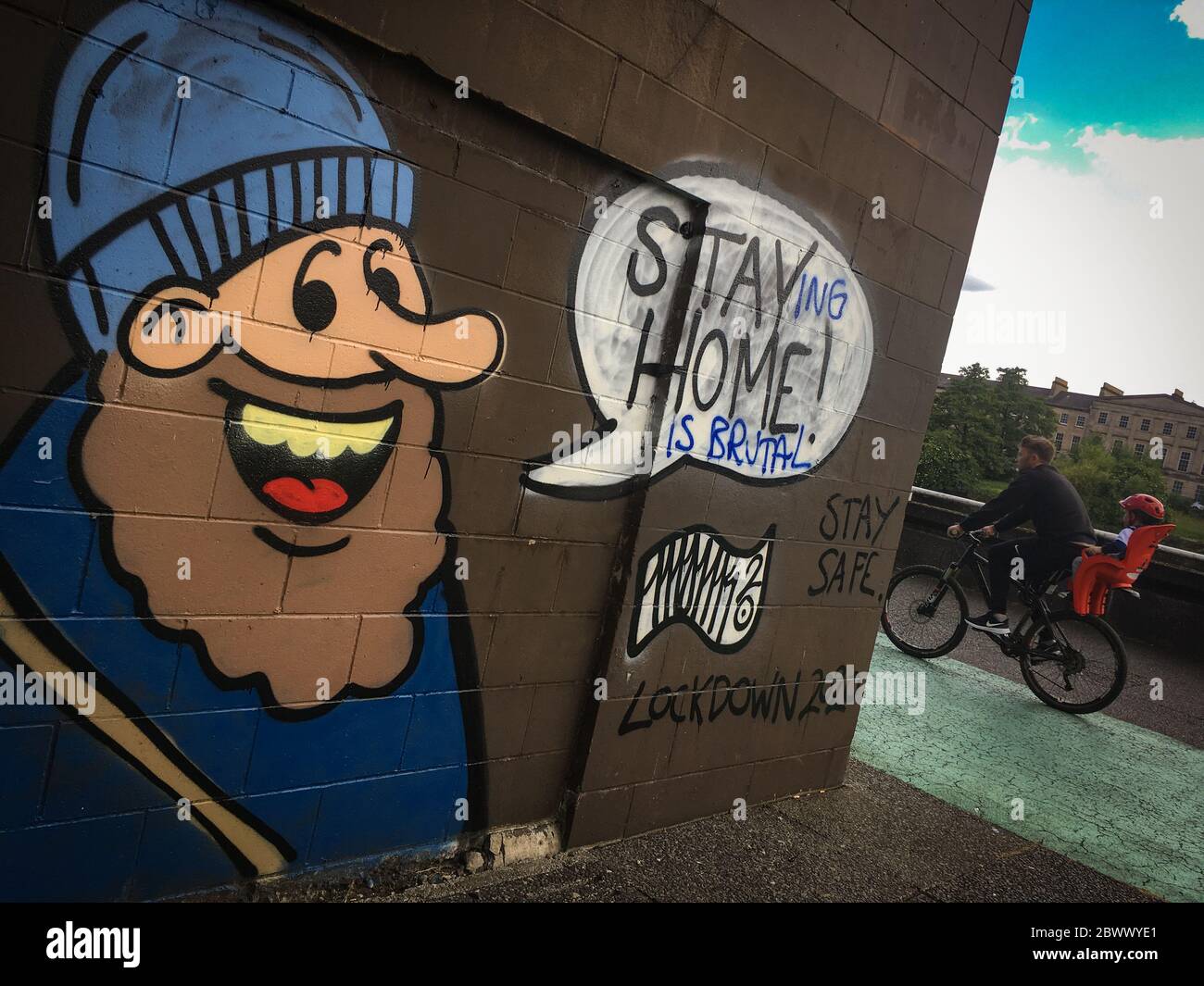 Glasgow, Großbritannien, 3. Juni 2020. "Zuhause zu Hause zu leben ist brutal" Wandgemälde, Graffiti aus dem Original "Zuhause zu Hause zu bleiben", ein Verweis auf den Slogan zu Hause bleiben und Leben zu retten, um die Kurve des globalen Gesundheitspandemie-Coronavirus Covid-19 zu glätten, auf einer Wand am Fluss Clyde, in Glasgow, Schottland, am 3. Juni 2020. Foto: Jeremy Sutton-Hibbert/Alamy Live News. Stockfoto