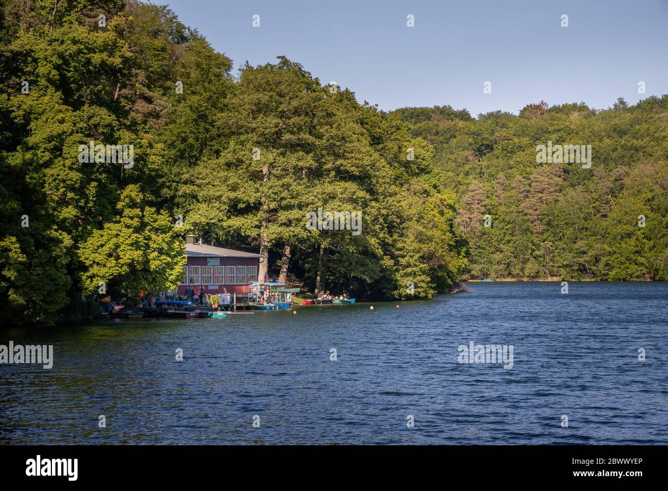 Ein Bootshaus in der Feldberger Seenlandschaft Stockfoto