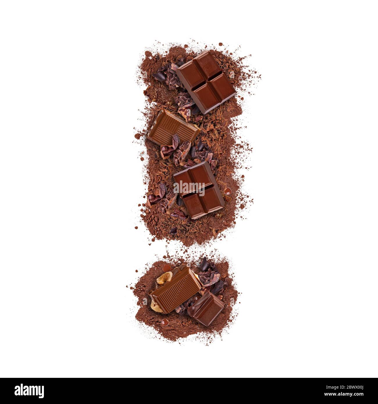 Ausrufezeichen aus Schokolade Stück isoliert auf weißem Hintergrund Stockfoto