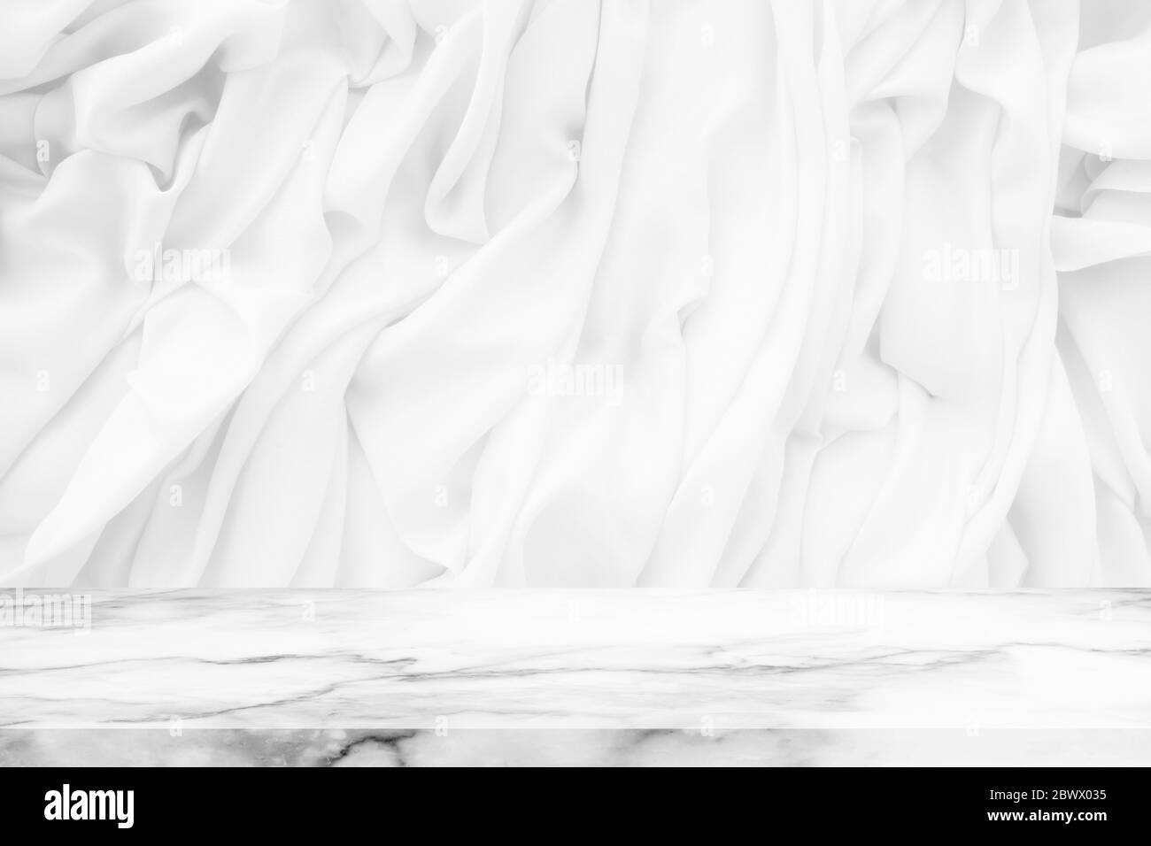 Abstrakter Luxus-Marmortisch mit weißem Stoff Stoff Stoff Textur Hintergrund, geeignet für Produktanzeige und Natural Concept. Stockfoto