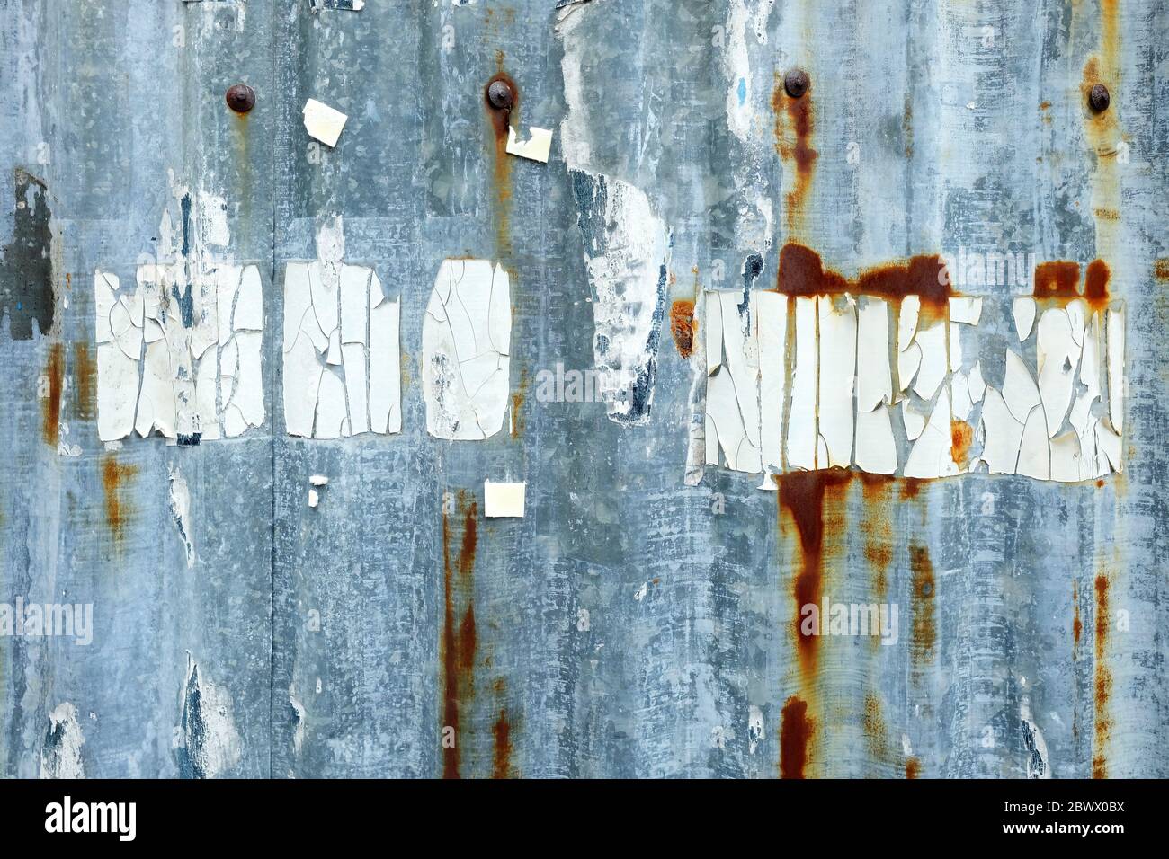 Altes Peeling Poster auf Grunge Zinc Wand Textur Hintergrund. Stockfoto