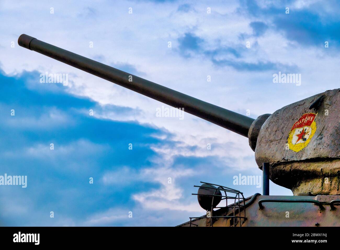 Das Hauptgewehr des Panzerdenkmals auf dem Suworowplatz in Tiraspol, Moldawien Stockfoto