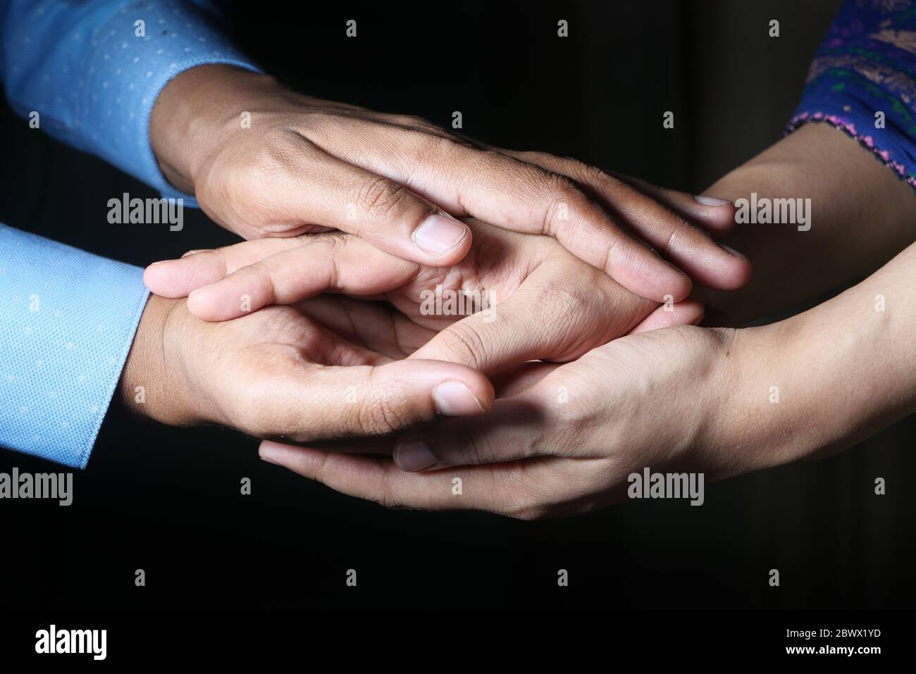 Zwei Personen halten die Hände, Symbol der Gefühle, Mitgefühl Stockfoto