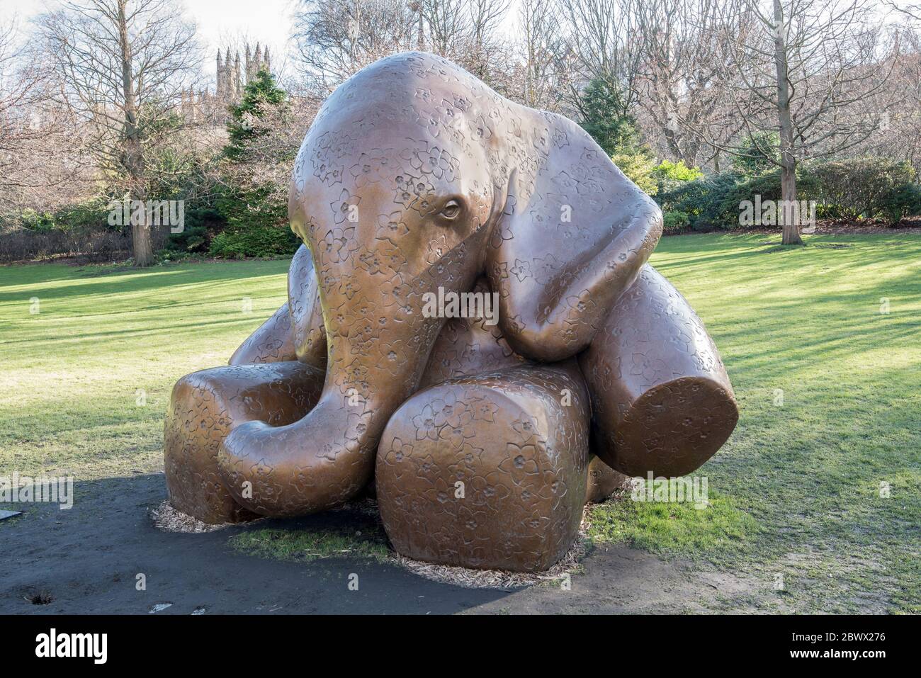Andy Scotts Bronze Baby Elephant Memorial für die Betroffenen des Mortonhall Baby Ashes Skandals in Princes Street Gardens Edinburgh. Stockfoto
