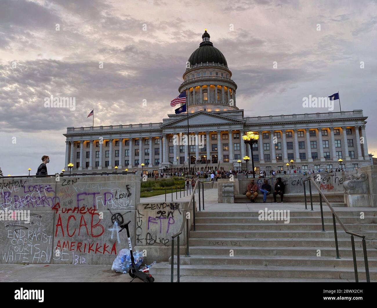 Demonstranten versammeln sich vor dem Gebäude des Utah State Capitol, während der Nationalgarde-Flieger den Zugang während einer Kundgebung über den Tod von George Floyd am 30. Mai 2020 in Salt Lake City, Utah, blockiert. Floyd wurde zu Tode durch die Polizei in Minneapolis, was zu Protesten, die über die Nation fegen, erstickt. Stockfoto