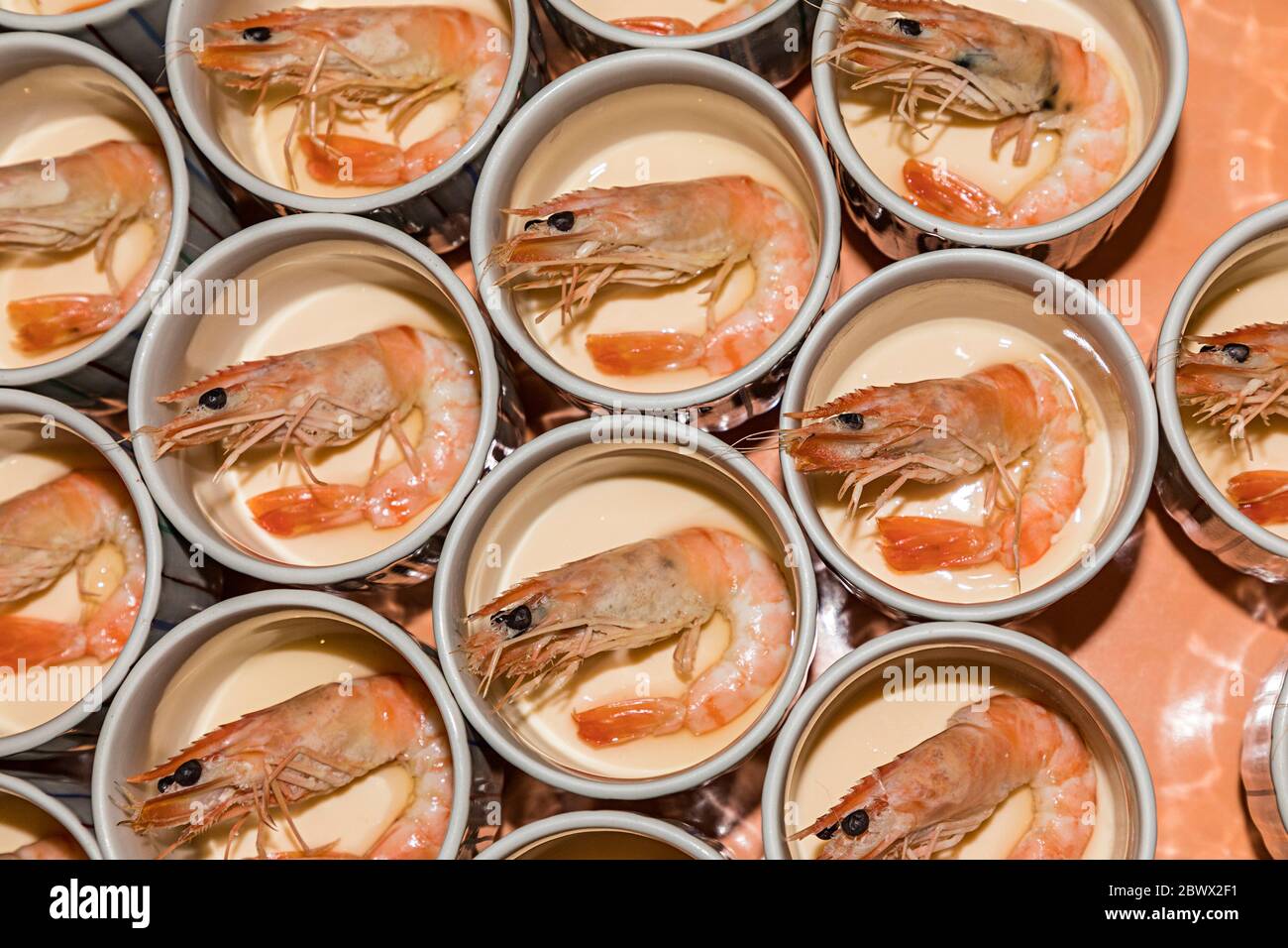 Garnelen in Soße in Schalen in Puffer, Japan gekocht Stockfoto