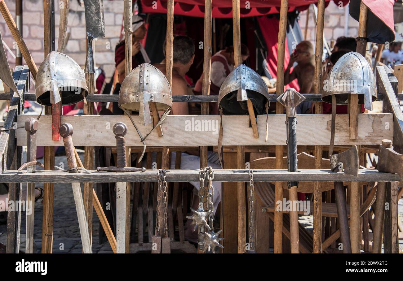 Rüstungen und Waffen, die bei mittelalterlichen Festlichkeiten in Aigues-Mortes Südfrankreich verwendet werden. Stockfoto