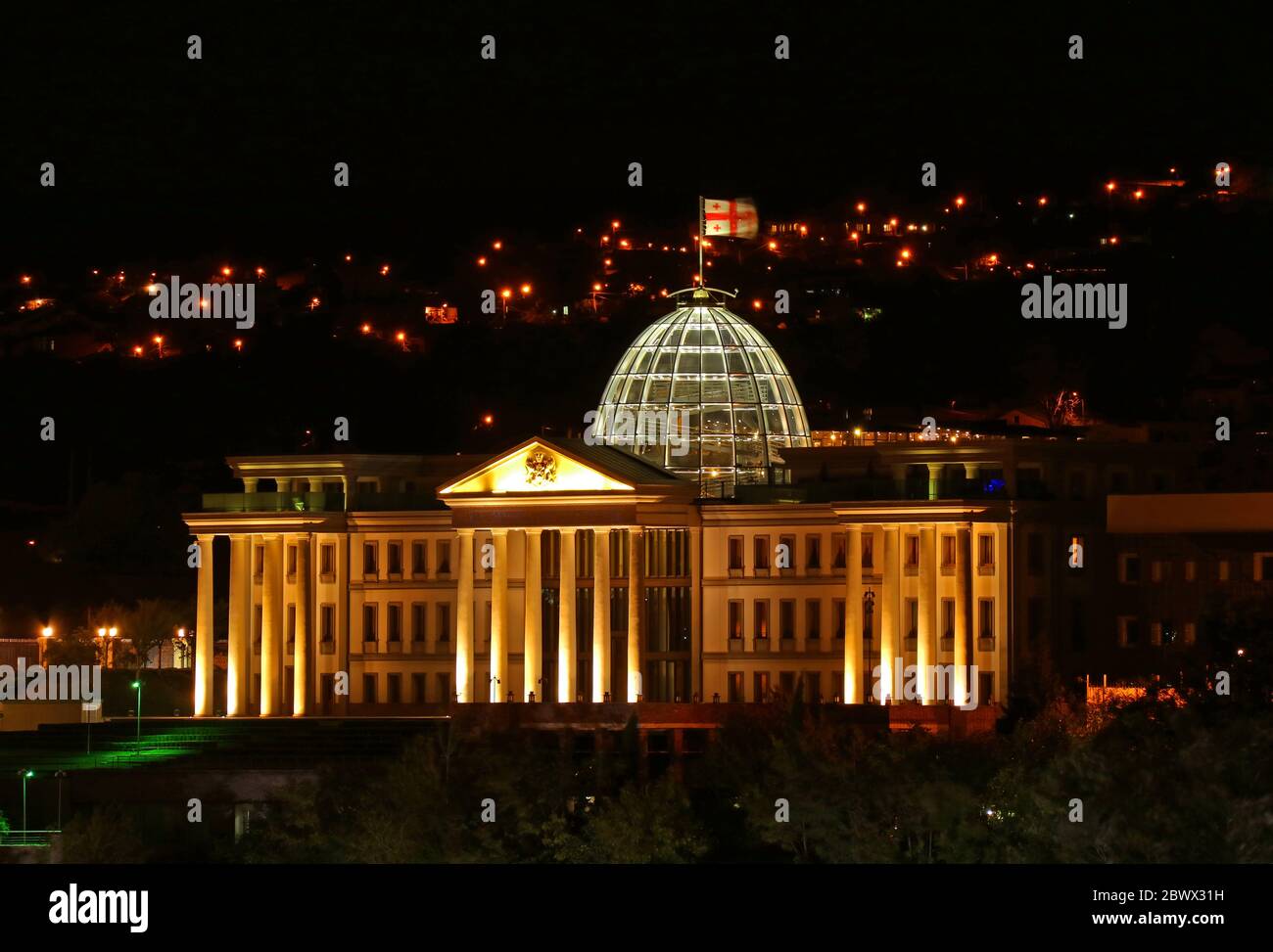 Fantastische Luftaufnahme des Festlichen Palastes von Georgien bei Nacht, Tiflis, Georgien Stockfoto