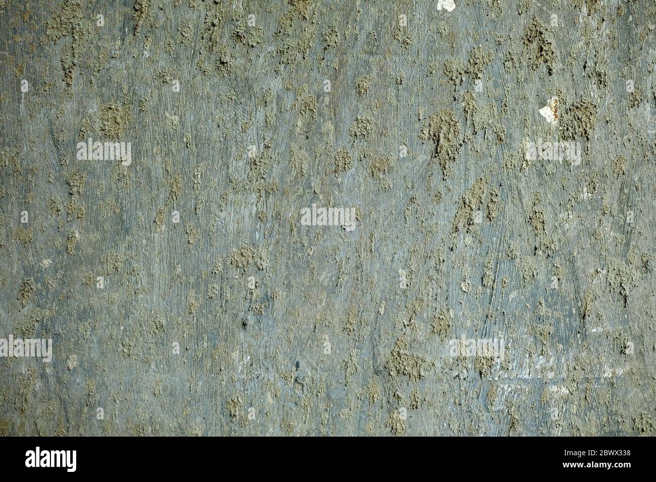 Schlamm Flecken auf dem Beton Wand Hintergrund. Stockfoto