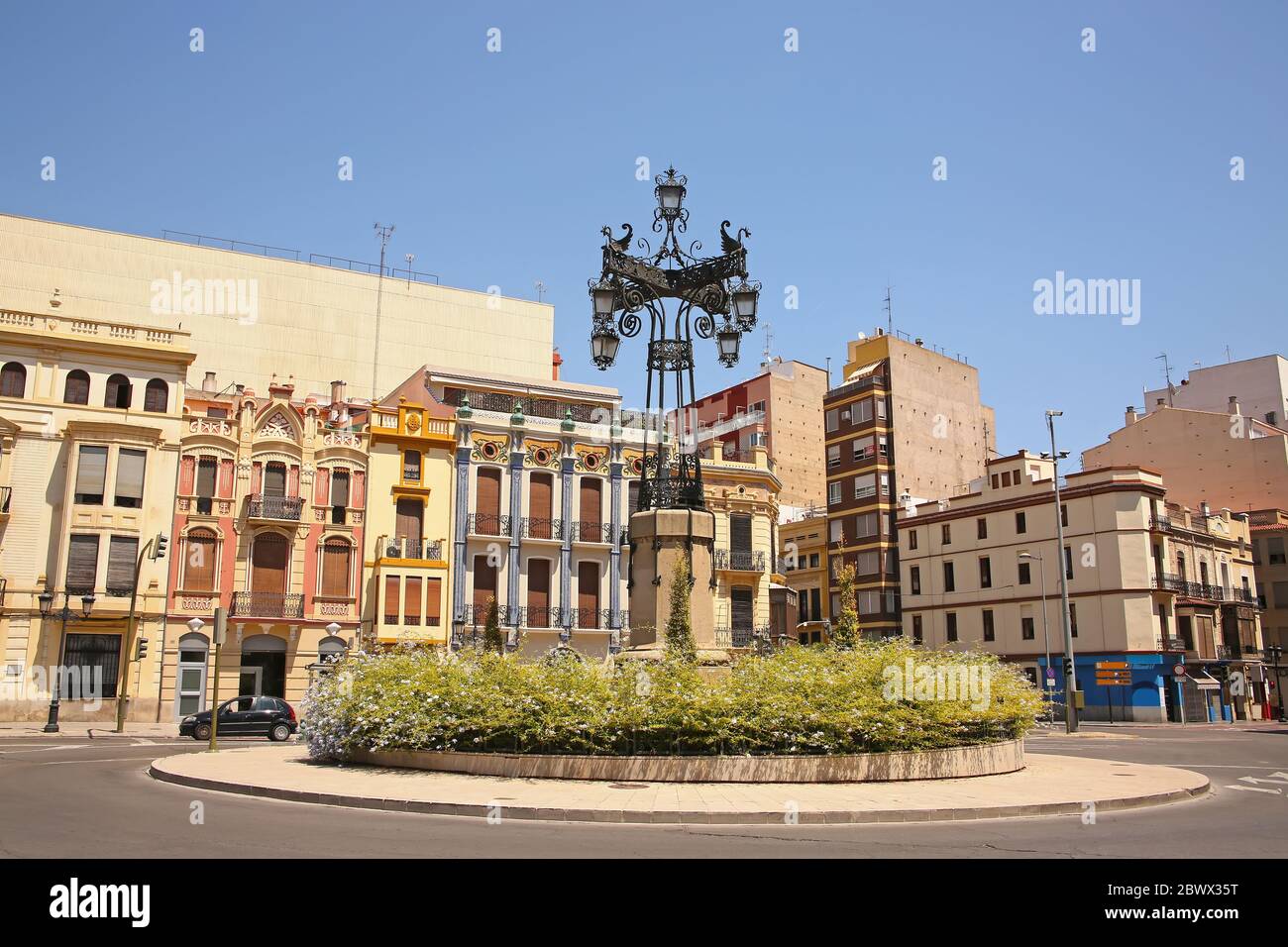 Gruppe von historischen modernistischen Gebäuden eine aufwendig gestaltete Straßenlampe namens La Farola aus dem Jahr 1929, Stadt Castellón, Valencia, Spanien. Stockfoto