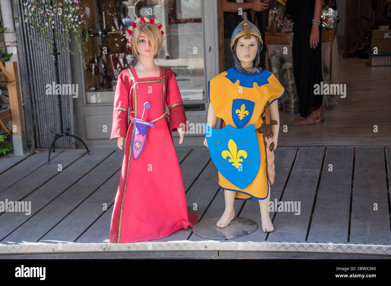 Stellen Sie mittelalterliche Mennekine vor dem Laden in Aigues-Mortes aus. Stockfoto
