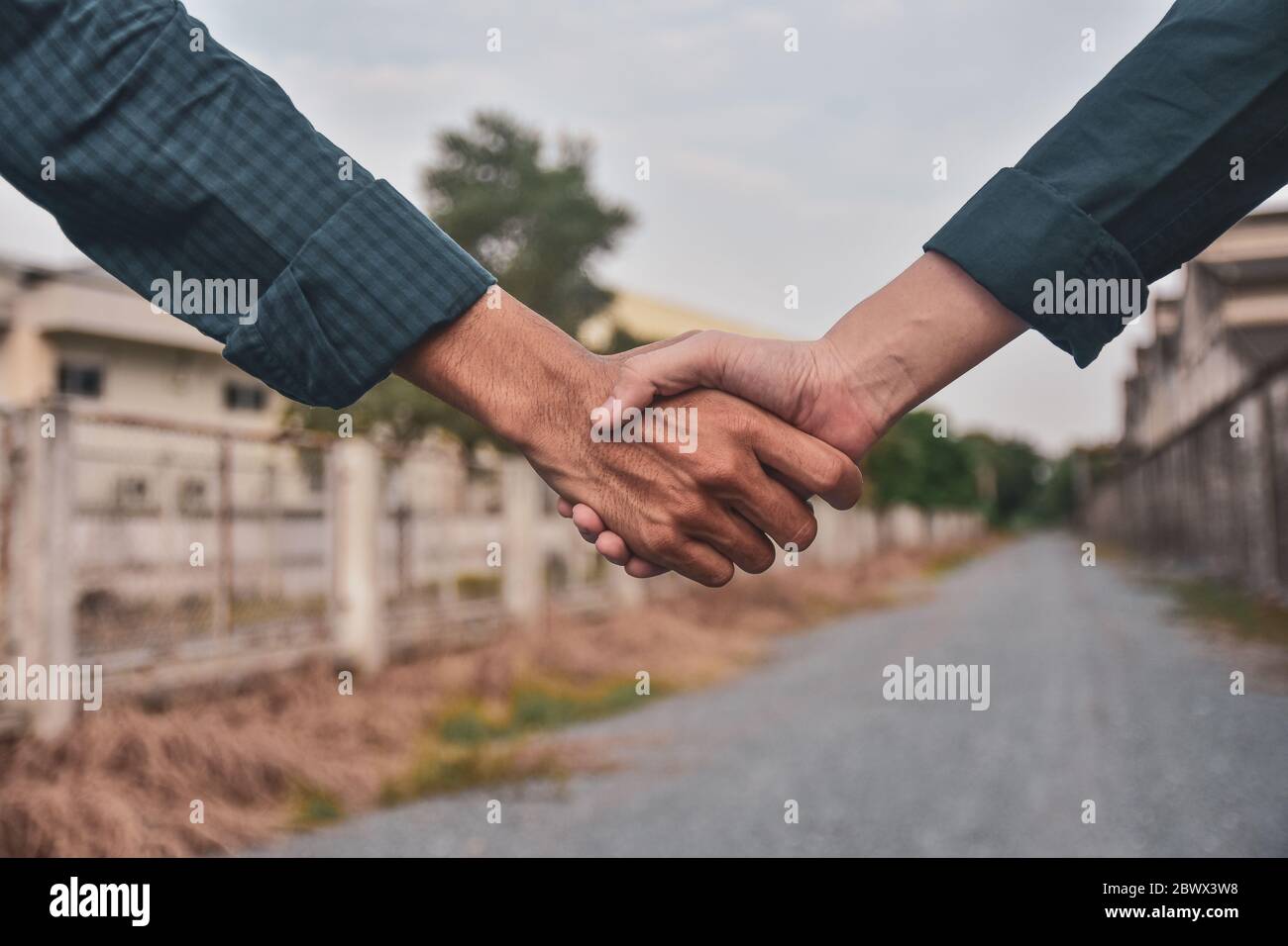 Engineering Hände schütteln am Arbeitsplatz Gebäude Bau Immobilien pro Stockfoto