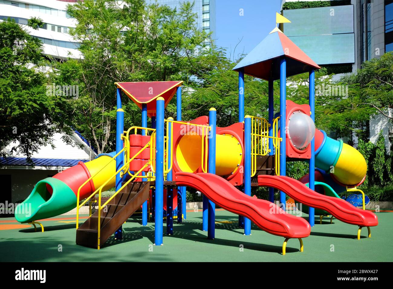 Buntes Schiebehaus im Spielplatz. Stockfoto