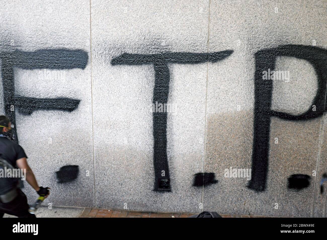 Eine Außenmauer des Cleveland Justice Center in Cleveland, Ohio, ist bei Protesten gegen die US-Polizeikultur mit Graffiti markiert. Stockfoto