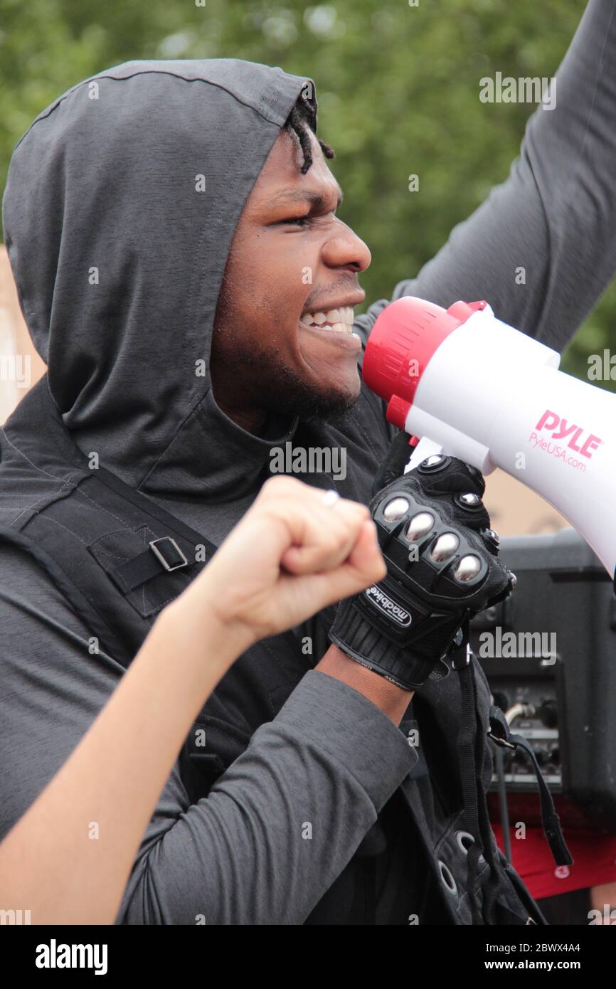 LONDON, Großbritannien - 3. JUNI 2020: Star Wars-Schauspieler John Boyega spricht zu Demonstranten im Hyde Park Stockfoto