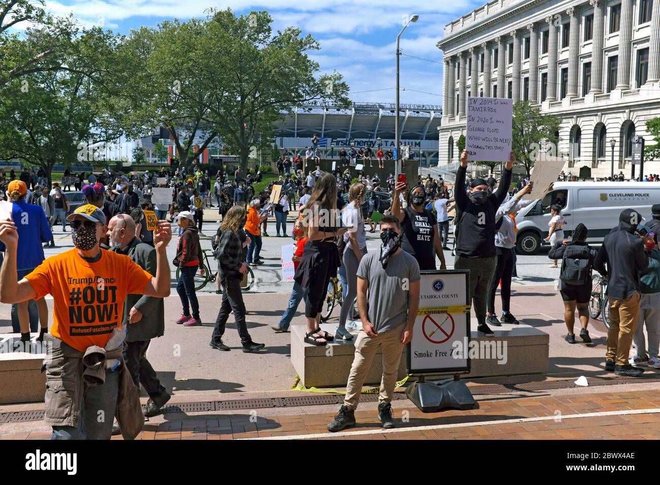 Demonstranten entlang der Lakeside Avenue in Cleveland, Ohio, USA beobachten, wie Proteste gegen die Polizei im Cleveland Justice Center-Komplex chaotisch werden. Stockfoto
