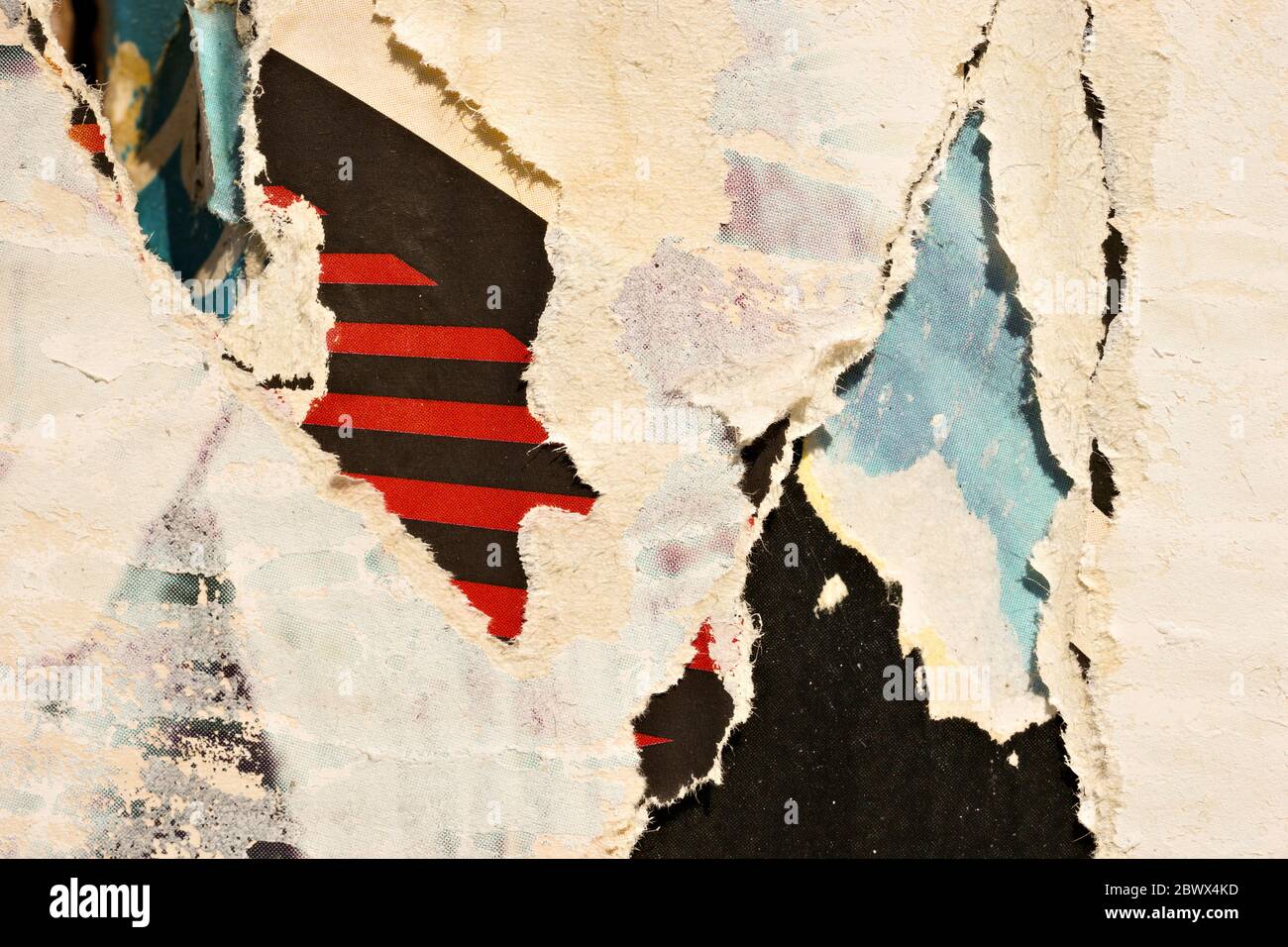 Alte zerrissene Poster Grunge Textur Hintergrund zerknittert Papier Hintergrund Plakat Oberfläche / Urban Street Poster Stockfoto