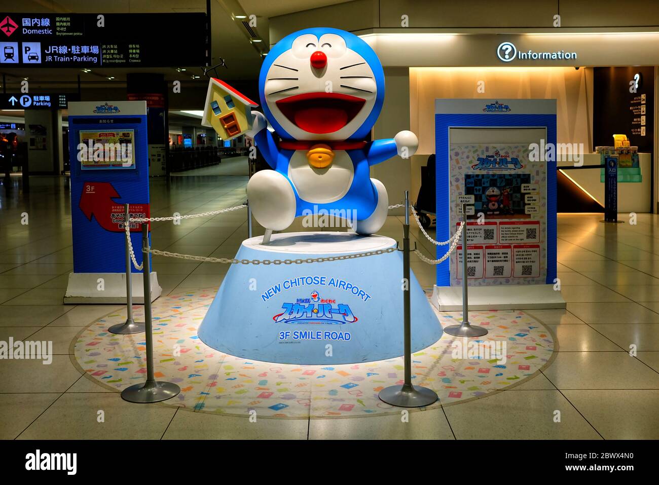 SAPPORO, JAPAN - 09. NOVEMBER 2019: Doraemon Figur vor Doraemon Waku Waku Sky Park in New Chitose Airport, wo ist ein berühmter touristischer Attractio Stockfoto