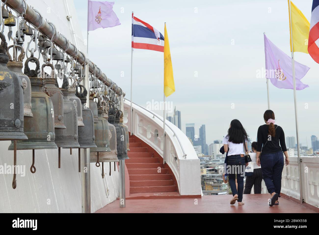 Bangkok, Thailand. Juni 2020. Wat Saket Ratchaworamahawiharn (der Goldene Berg) steht Buddhisten offen, um den Reliquien zu huldigen. Nachdem der Tempel für 2 Monate geschlossen werden musste, um den Ausbruch von Covid-19 zu verhindern. (Foto: Teera Noisakran/Pacific Press) Quelle: Pacific Press Agency/Alamy Live News Stockfoto