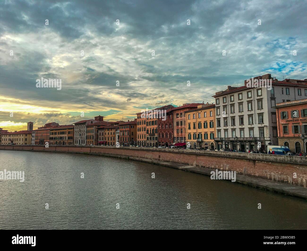 Blick auf alte Gebäude am Fluss Arno in Pisa, Italien Stockfoto