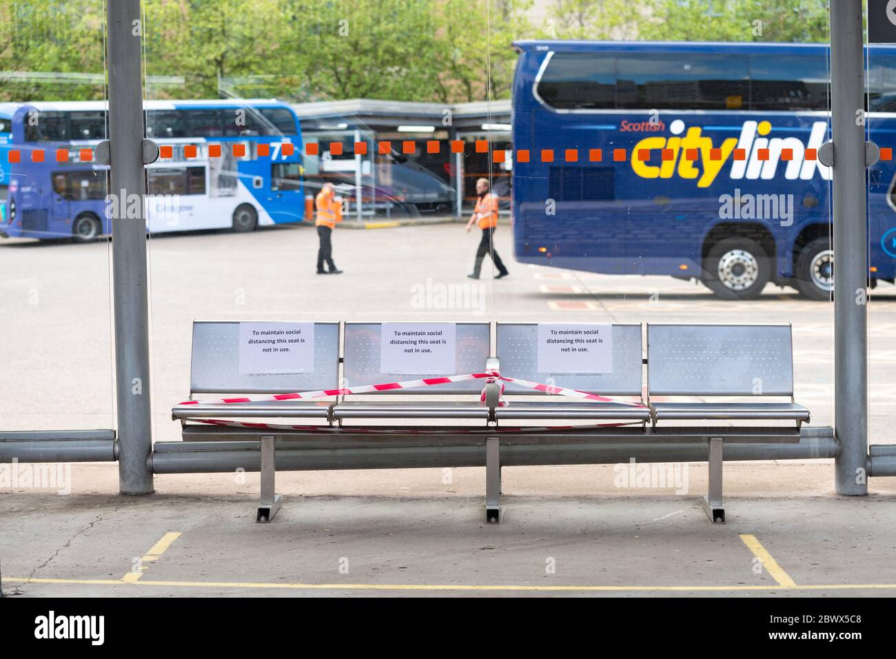 Buchanan Bus Station, Glasgow, Schottland, Großbritannien. 3. Juni 2020. Neueste soziale Distanzierungsmaßnahmen in Kraft Buchanan Busbahnhof. Die Anzahl der nutzbaren Sitze wurde reduziert, um eine sichere soziale Distanz zu ermöglichen, und die Linien in Buspositionen wurden markiert, um die Richtlinien für soziale Distanz hervorzuheben, wodurch auch die Anzahl der Personen in jeder Haltung begrenzt wird. Wenn die Zahl der Reisenden zunimmt, werden die Marschplätze eingesetzt, um die Mitarbeiter zu Überlaufbereichen zu leiten. Kredit: Kay Roxby/Alamy Live News Stockfoto
