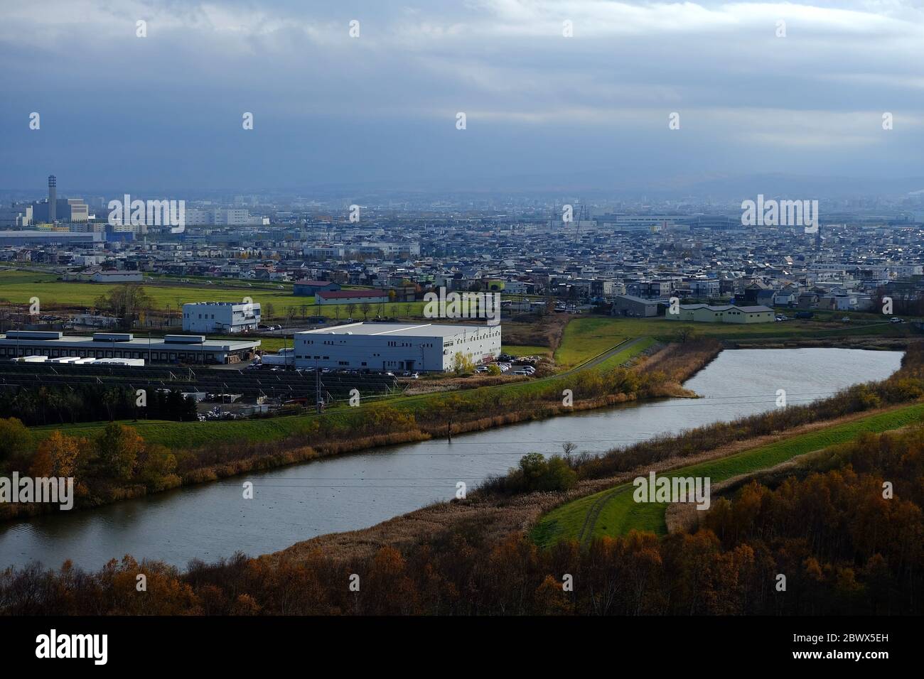 Landschaft von Sapporo von einem Berg in Moerenuma Park im Herbst. Stockfoto