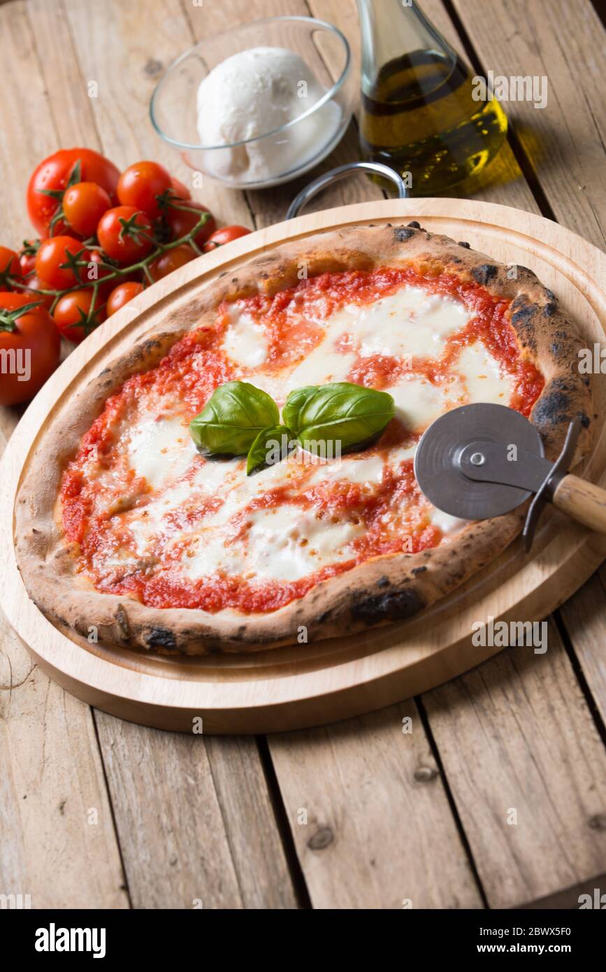 Holzofen gebacken italienische Pizza margherita Stockfoto