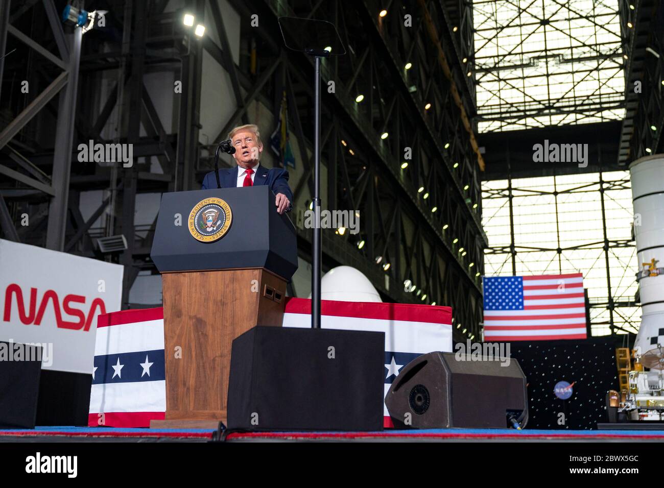 KENNEDY SPACE CENTER, USA -- 30. Mai 2020 -- Präsident Donald Trump spricht im Fahrzeugbau nach dem Start einer SpaceX Falcon Stockfoto