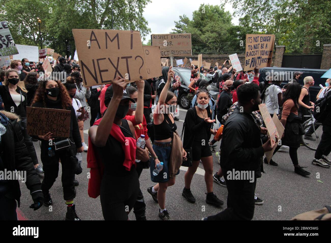 LONDON, Großbritannien - 3. JUNI 2020: Demonstranten marschieren an den Mauern der Gärten des Buckingham Palace vorbei, während sie ihre Unterstützung für Black Lives Matter und George F zeigen Stockfoto