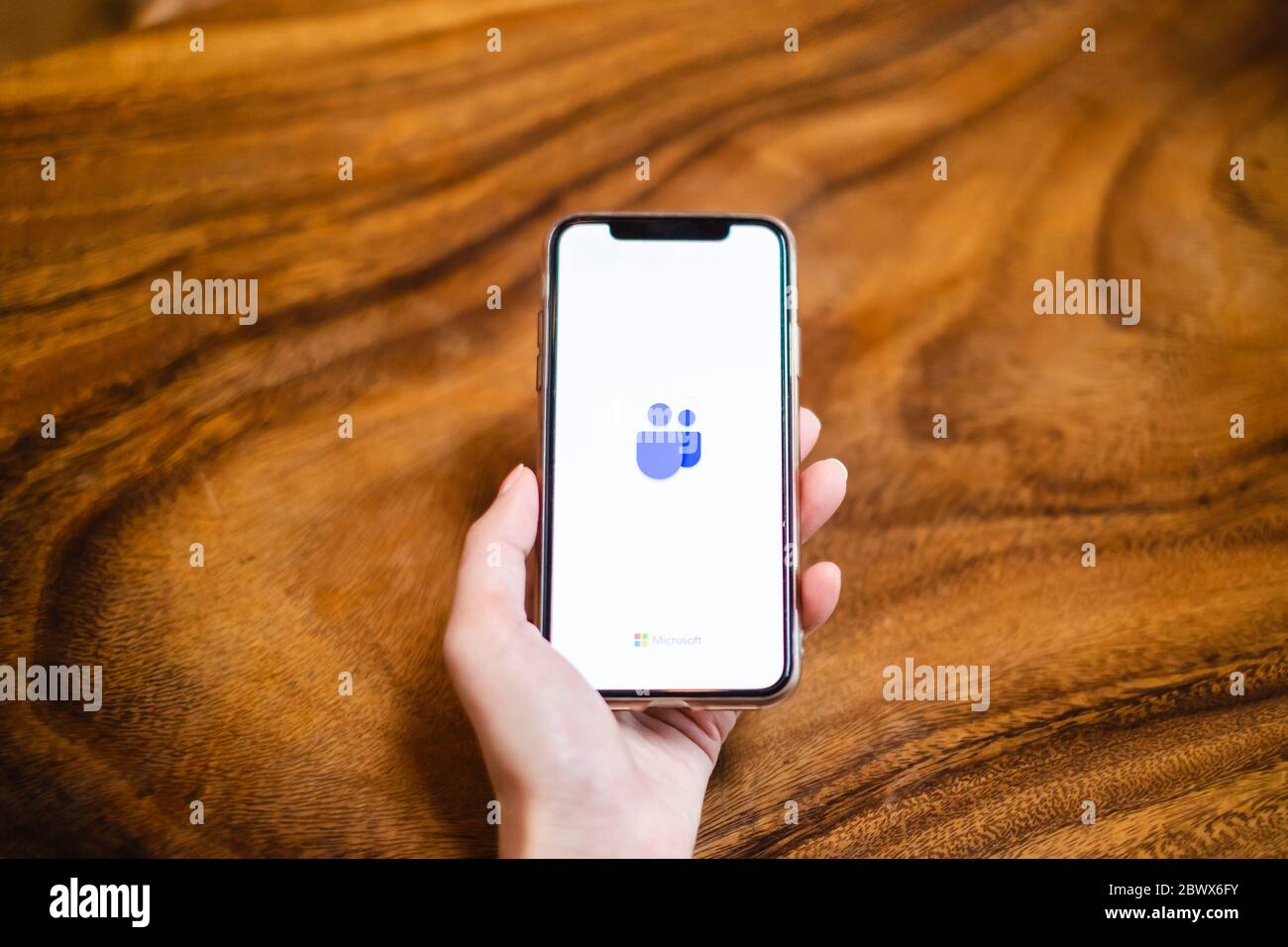 BANGKOK, THAILAND - 17. MAI 2020: Ein Benutzer öffnet die Microsoft Teams Anwendung auf dem Smartphone-Bildschirm auf dem Holztisch. Microsoft Teams ist ein beliebtes A Stockfoto