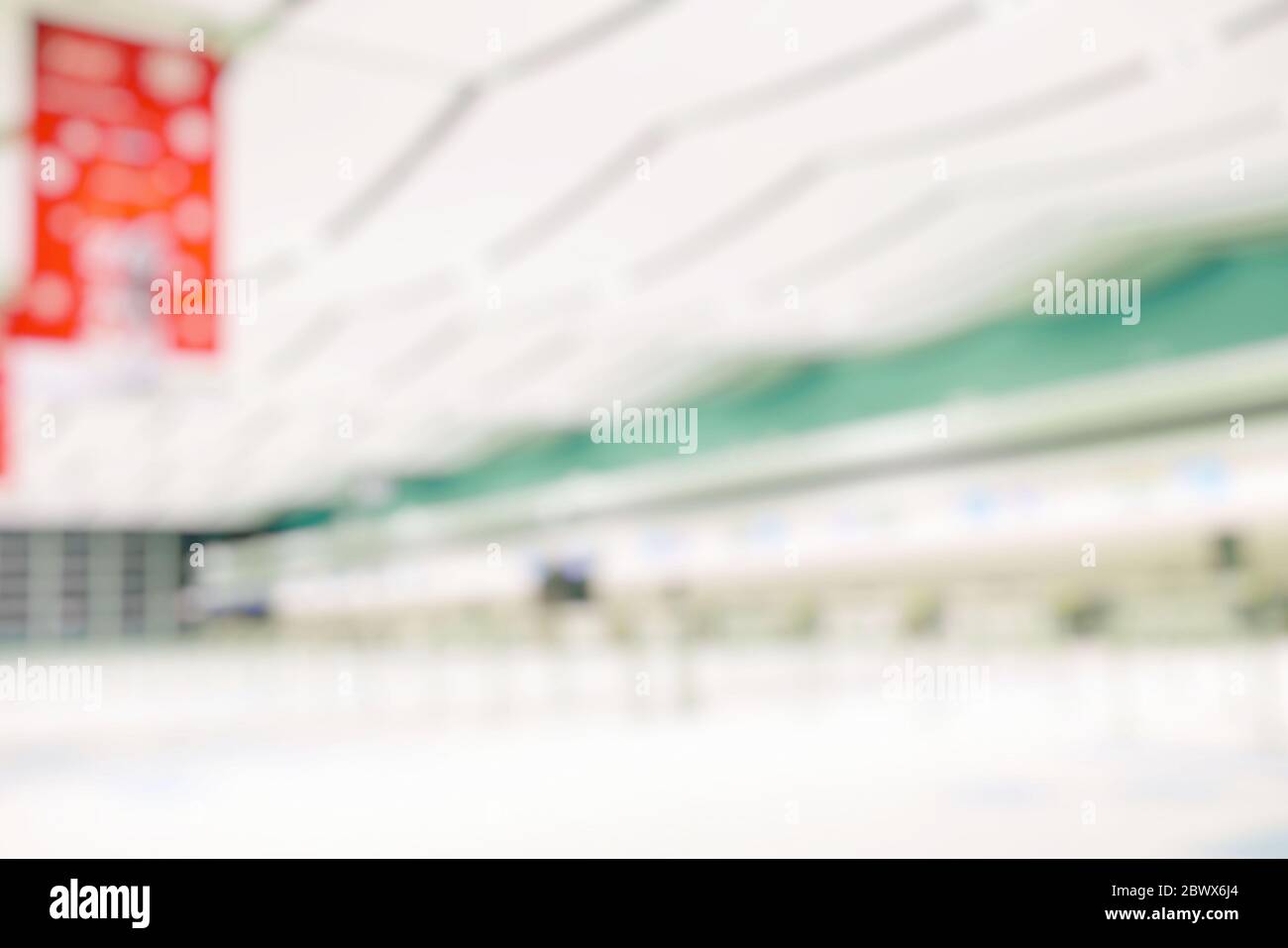 Abstrakt Verschwommen White Flughafen Abfahrt Flur Innenraum Hintergrund. Stockfoto
