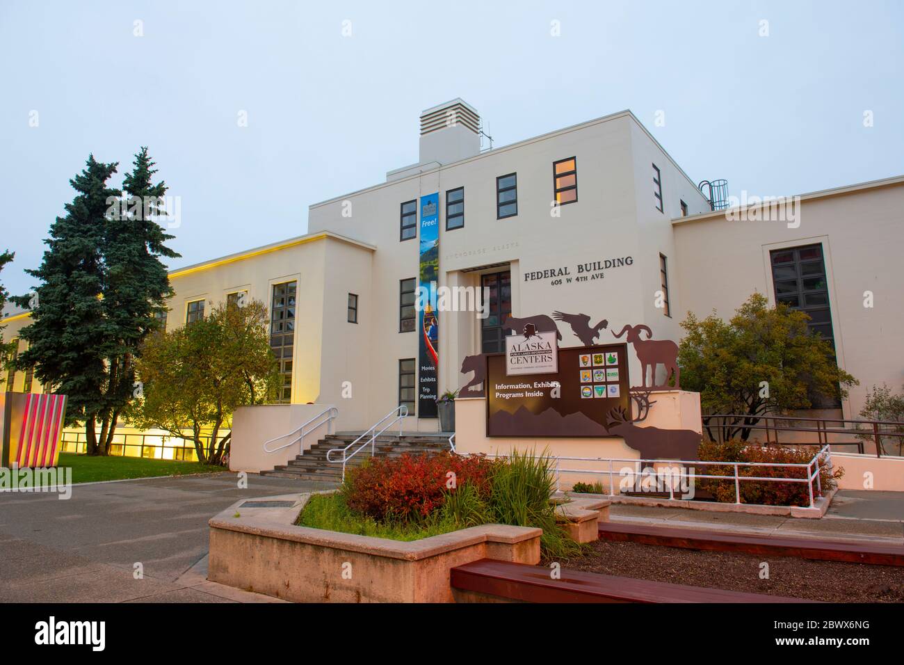 Historisches US Federal Building und Gerichtsgebäude an der 4th Avenue an der F Street in Downtown Anchorage, Alaska, AK, USA. In diesem Gebäude befindet sich auch Alaska Public Stockfoto