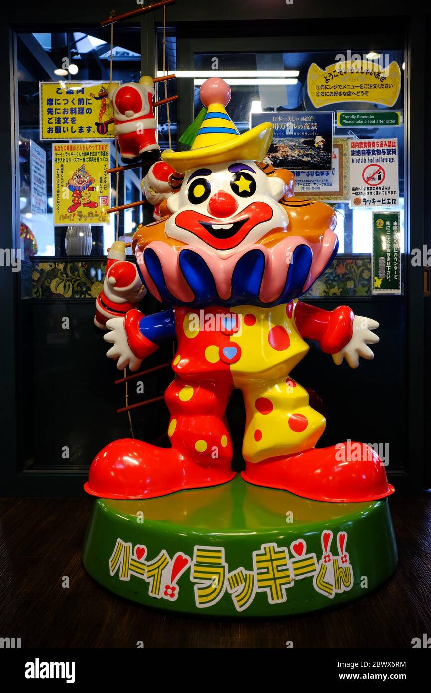 HAKODATE, JAPAN - 13. NOVEMBER 2019: Lucky Pierrot Maskottchen Figur. Lucky Pierrot ist die Nummer eins der japanischen Fast Food, die 1987 gegründet wurde. Stockfoto
