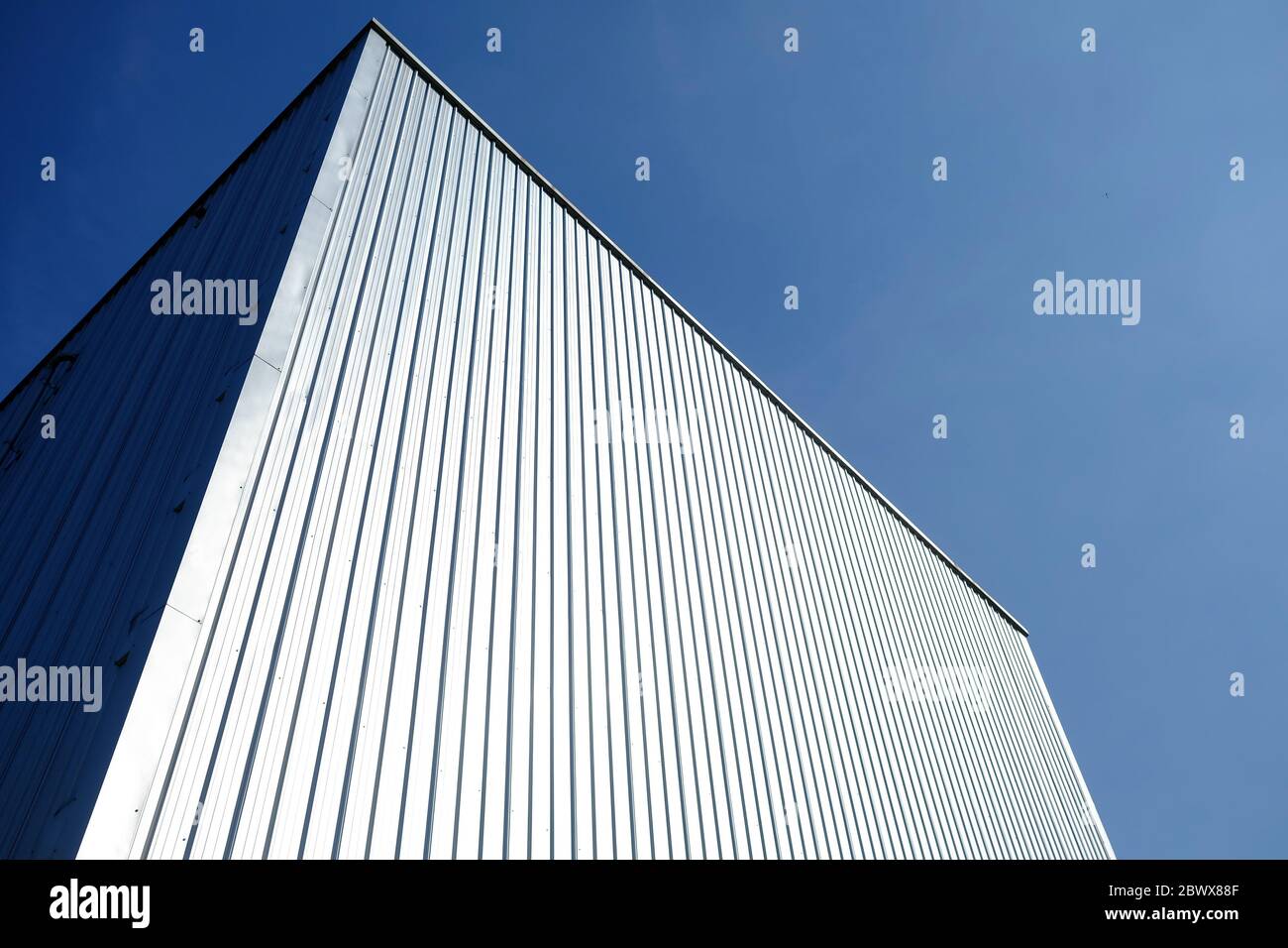 Lagerwand mit blauem Himmel Hintergrund. Stockfoto