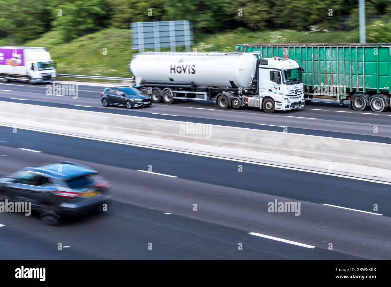 Coventry M6/ Großbritannien - 1. Juni 2020: LKW auf der Autobahn. Hovis LKW fährt auf der Autobahn M6 Stockfoto