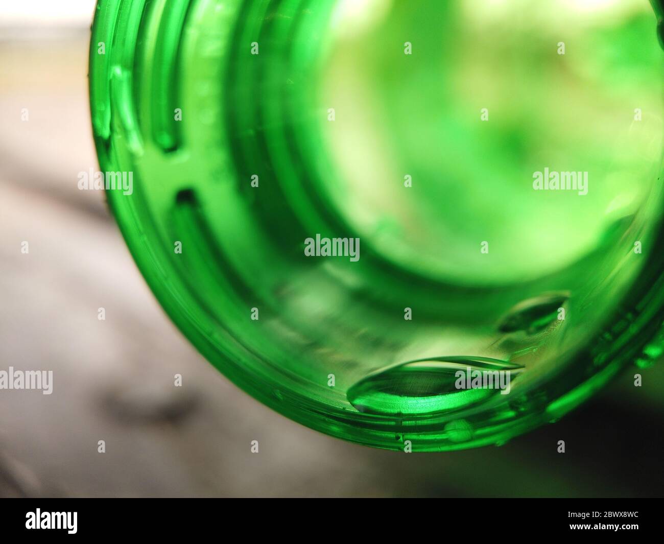 Nahaufnahme Tropfen Wasser in grüner Flaschenlippe. Stockfoto