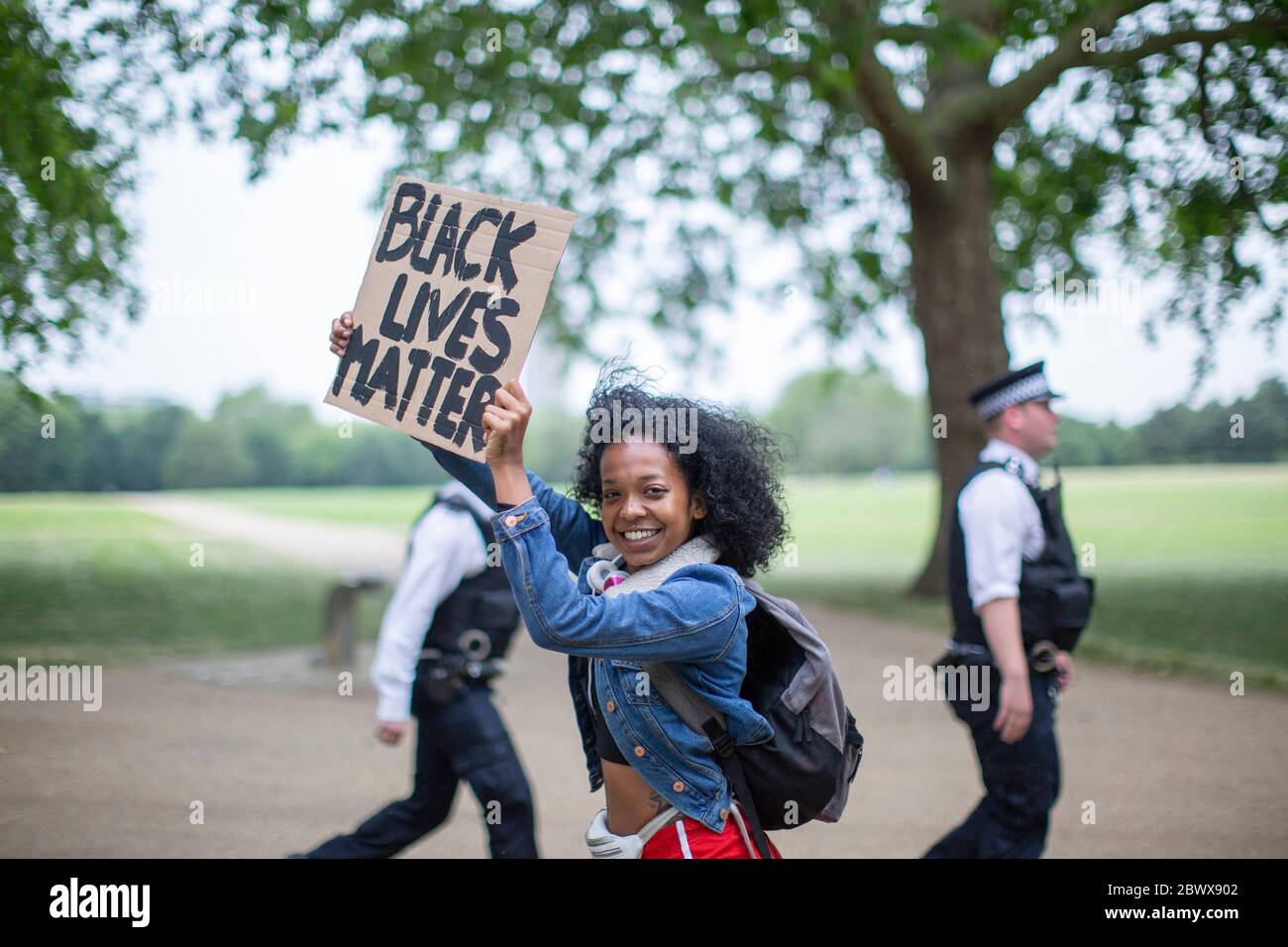 Hyde Park, London, England. Juni 2020. Ein junges schwarzes Mädchen Rollerskating hält ein "Black Lives Matter" Plakat während eines Protestes im Hyde Park in Solidarität mit Black Lives Matter und dem Tod des unbewaffneten amerikanischen Bürgers, George Floyd, der während in der Obhut der Minneapolis-Polizei getötet wurde. (Foto von Sam Mellish / Alamy Live News) Stockfoto