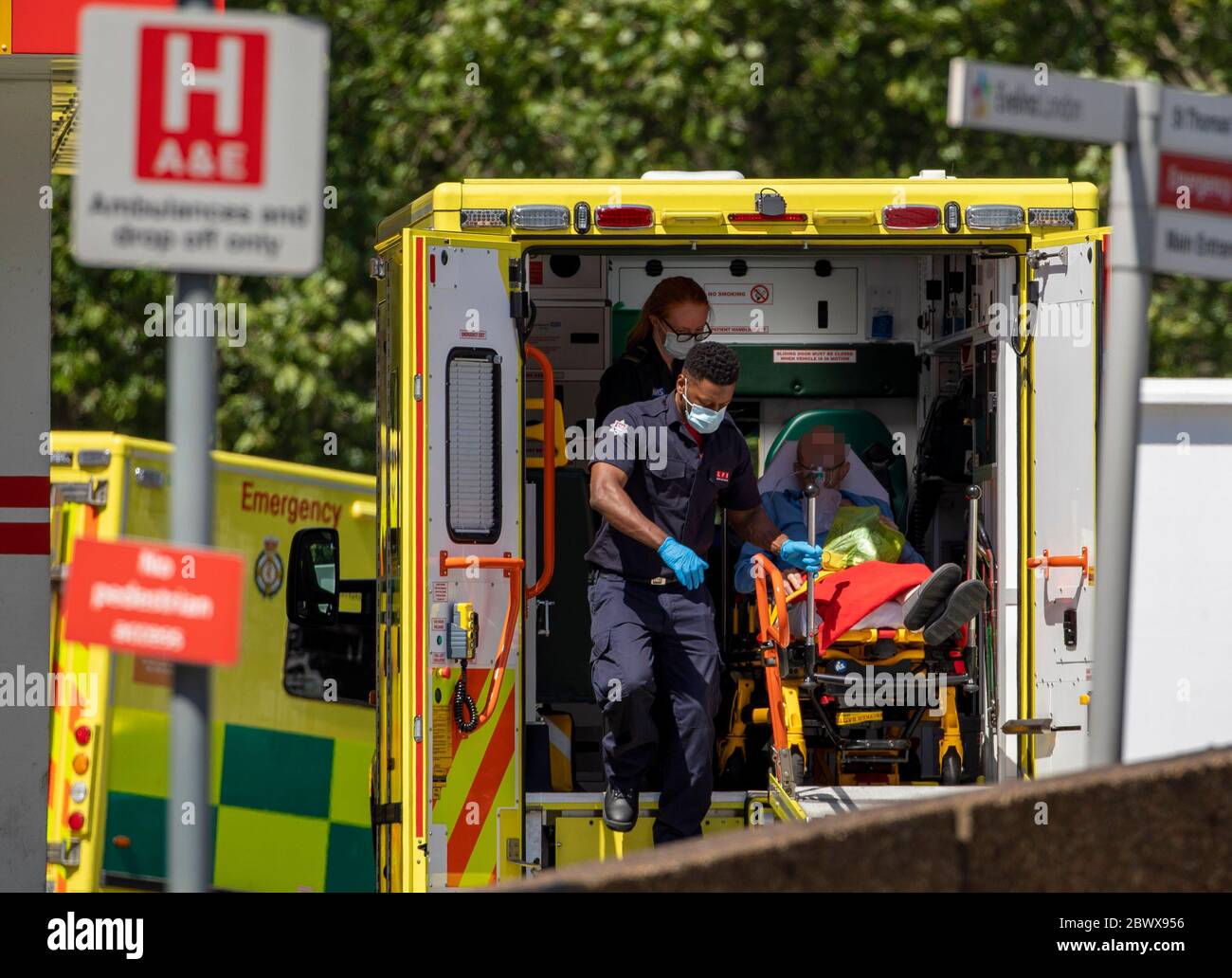 Als Lockdown erleichtert wurde Mann mit Atemmaske und Sauerstoff wird aus einem Krankenwagen und St ThomasÕ Hospital in Westminster heute 1.6.20 Pict Stockfoto