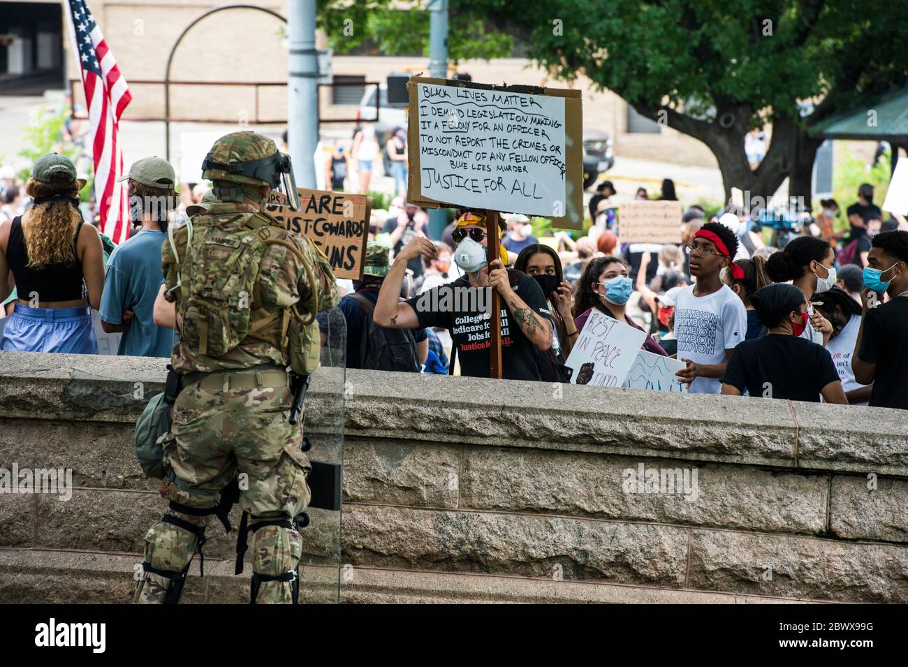 Demonstranten versammeln sich vor dem Gebäude des Texas State Capitol, während die National Guardsmen während einer Kundgebung über den Tod von George Floyd am 31. Mai 2020 in Austin, Texas, den Zugang blockieren. Floyd wurde zu Tode durch die Polizei in Minneapolis, was zu Protesten, die über die Nation fegen, erstickt. Stockfoto
