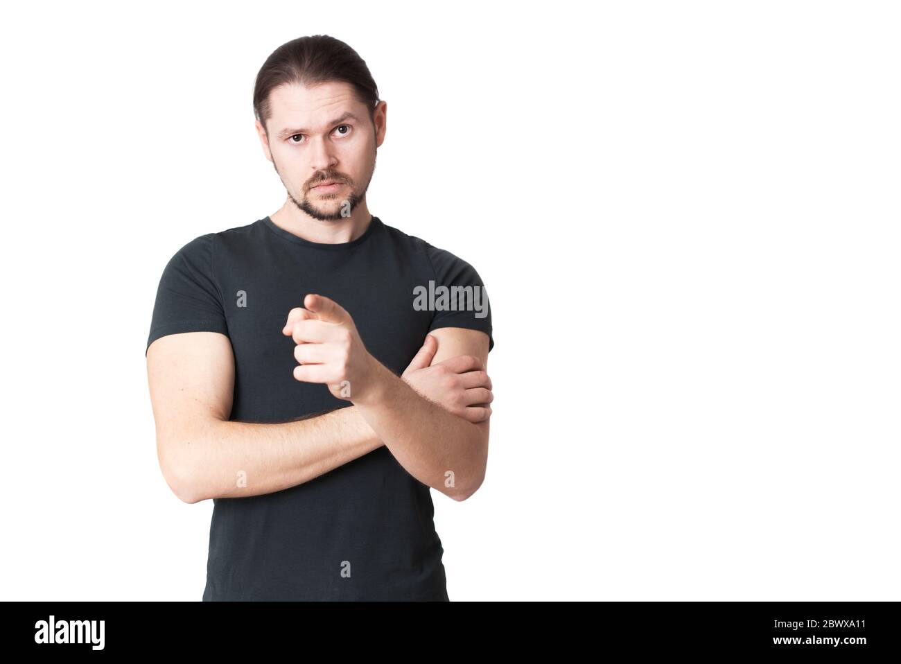 Der junge ernsthafte Mann zeigt mit dem Finger vor sich selbst. Isoliert auf weißem Hintergrund. Stockfoto