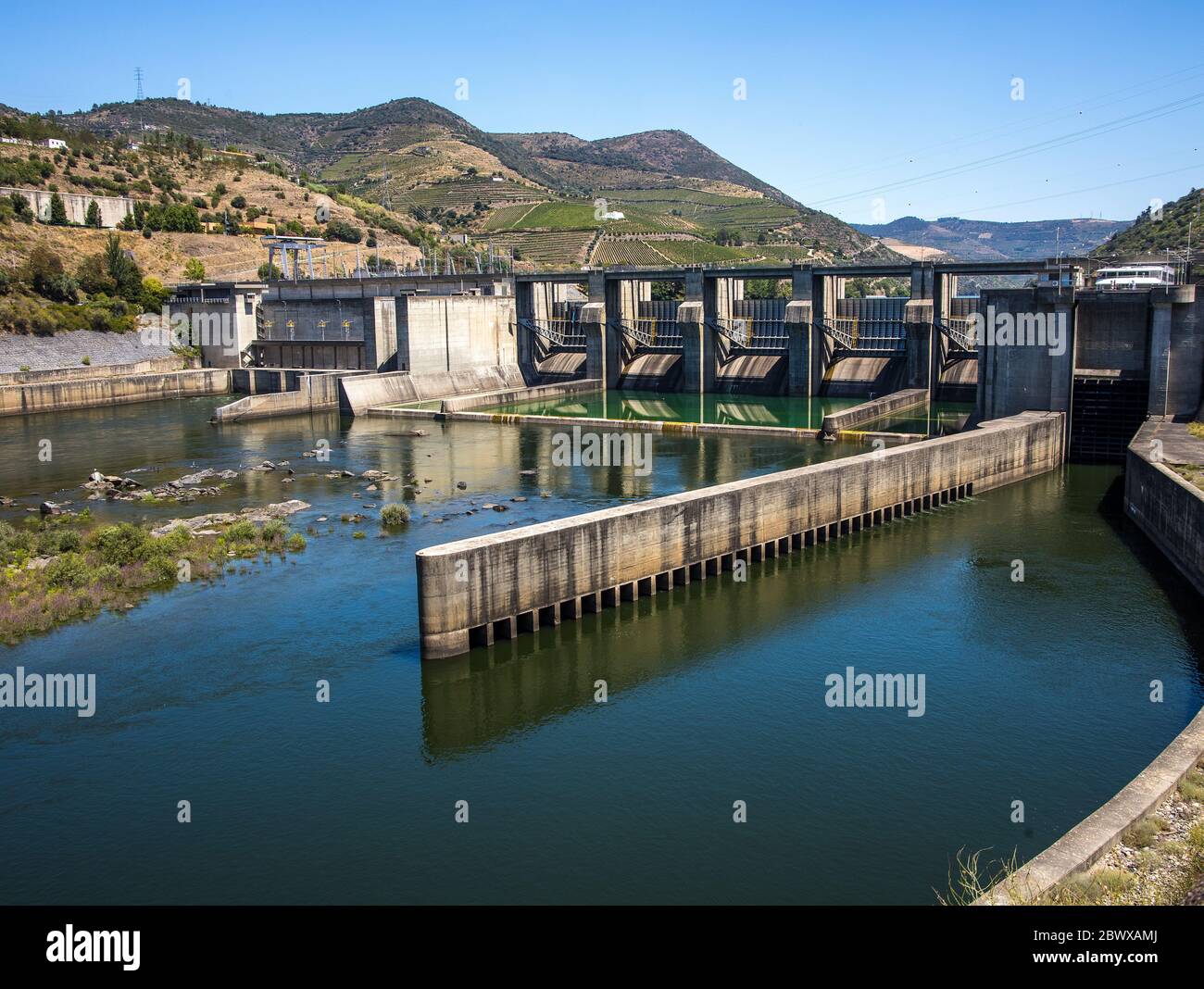 Bagauste-Staudamm und Schleuse am Douro-Fluss Nord-Portugal Stockfoto