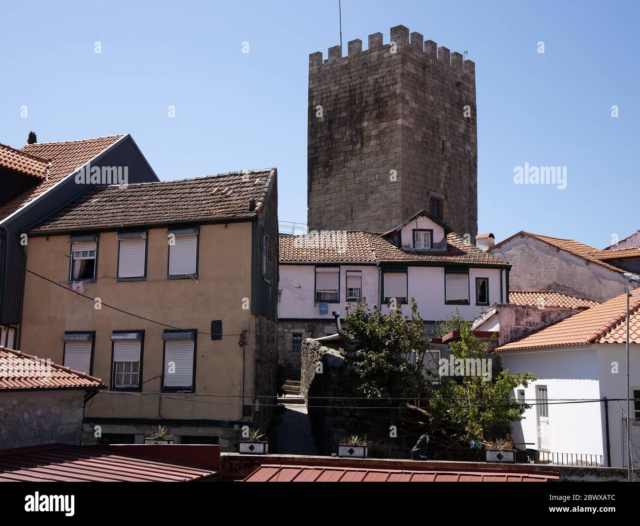 Die majestätische Lomego Mauren Burg 12. Jahrhundert von alten Häusern Portugal umgeben Stockfoto