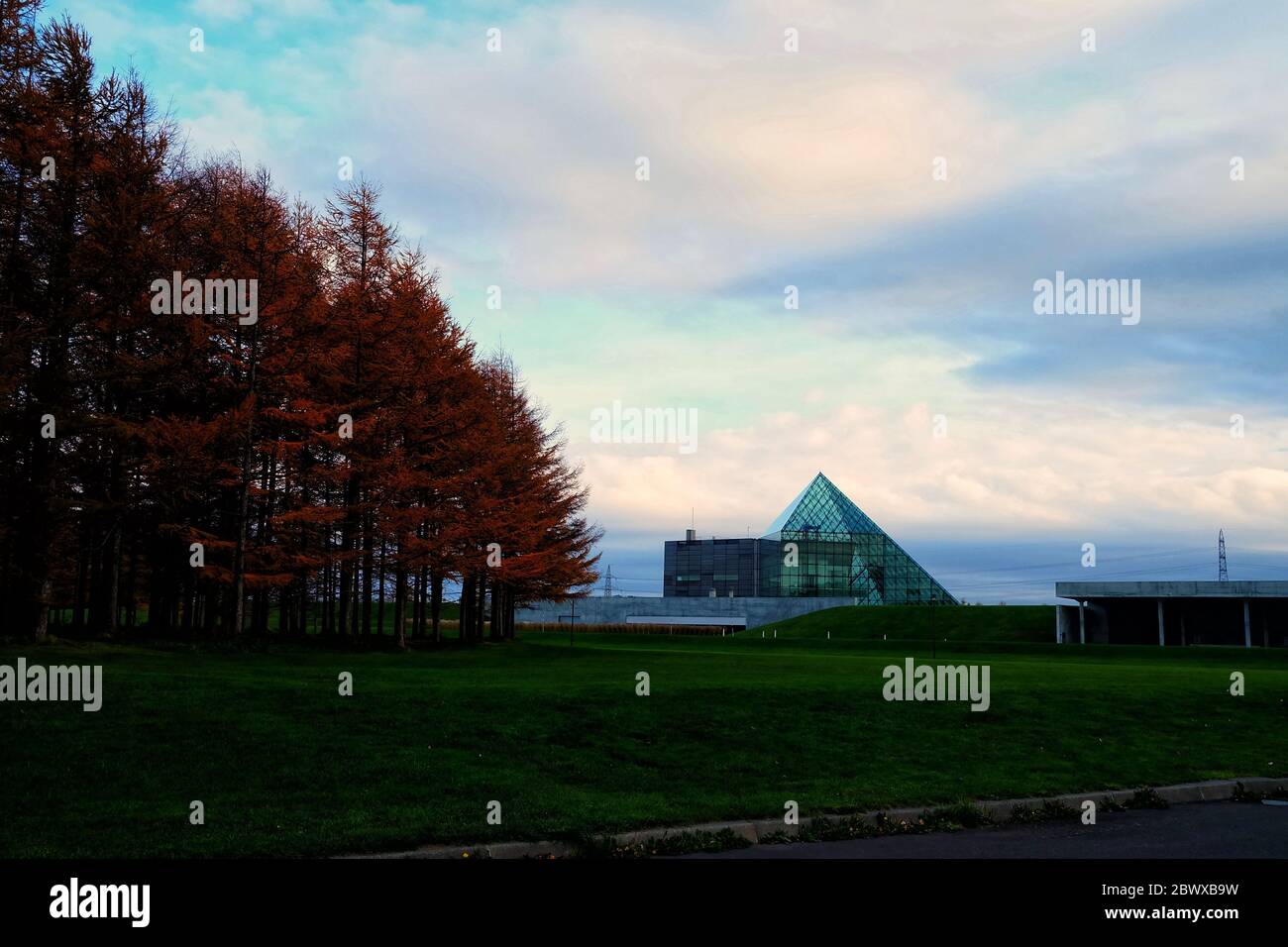 SAPPORO, JAPAN - 11. NOVEMBER 2019: Glaspyramide im Moerenuma Park am Herbsttag, wo ein berühmtes Wahrzeichen von Sapporo, Japan, ist. Stockfoto