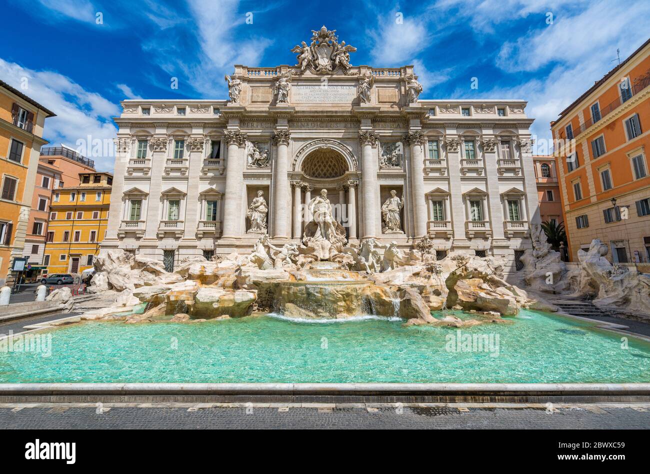Der herrliche Trevi-Brunnen (Fontana di Trevi) in Rom an einem sonnigen Tag, Italien. Stockfoto