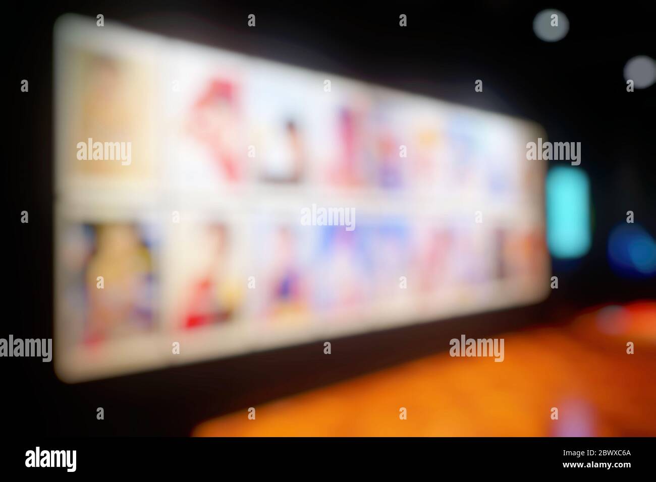 Verschwommener Kunstgalerie-Hintergrund mit Spotlight. Stockfoto