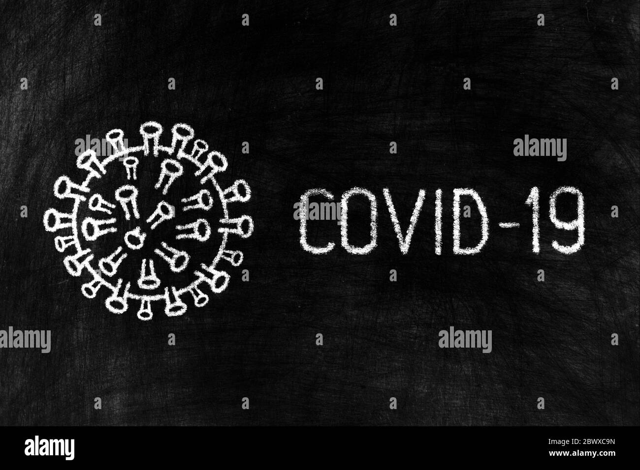 Covid 19 Virus im Zeichenstil auf Kreidetafel. Stockfoto
