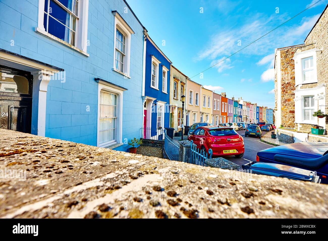 Bunte gemalte Häuser von Cliftonwood, Bristol, England, Großbritannien Stockfoto