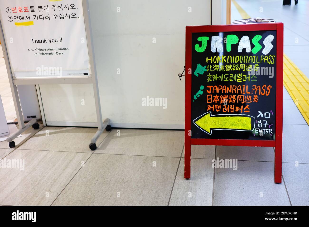 SAPPORO, JAPAN - 09. NOVEMBER 2019: JR Hokkaido Rail Pass Help Desk Schild am New Chitose Flughafen, wo ist der größte Flughafen in Hokkaido, Japan. Stockfoto