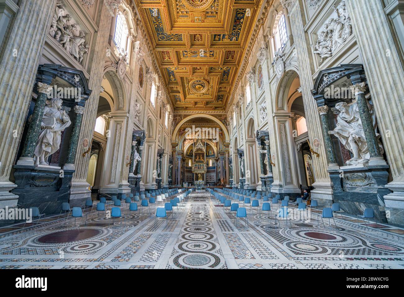 Innenansicht der Lateranbasilika (San Giovanni in Laterano) in Rom, Italien. Stockfoto